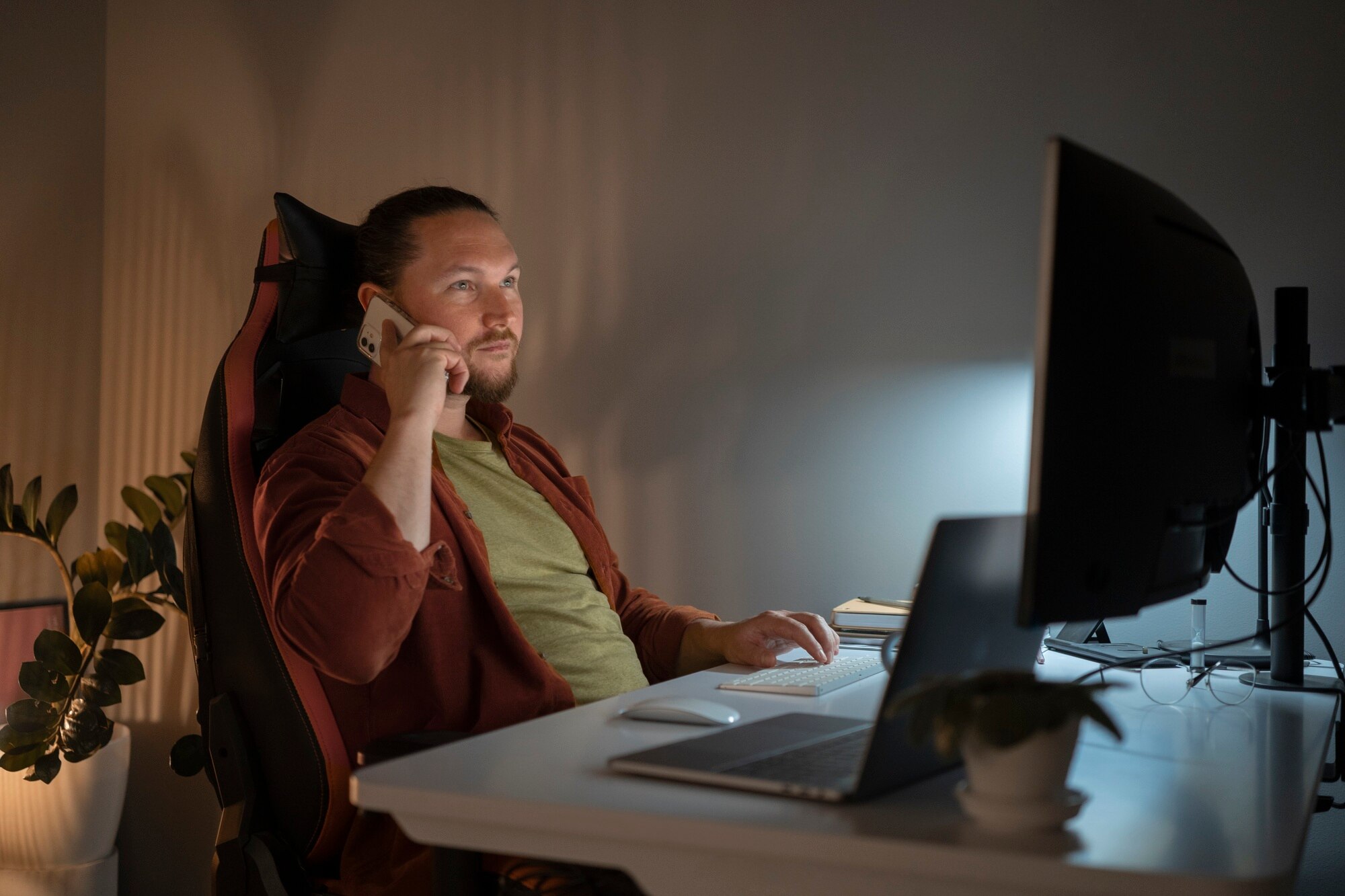 Espacio de trabajo ergonómico con iluminación adecuada para reducir la fatiga visual
