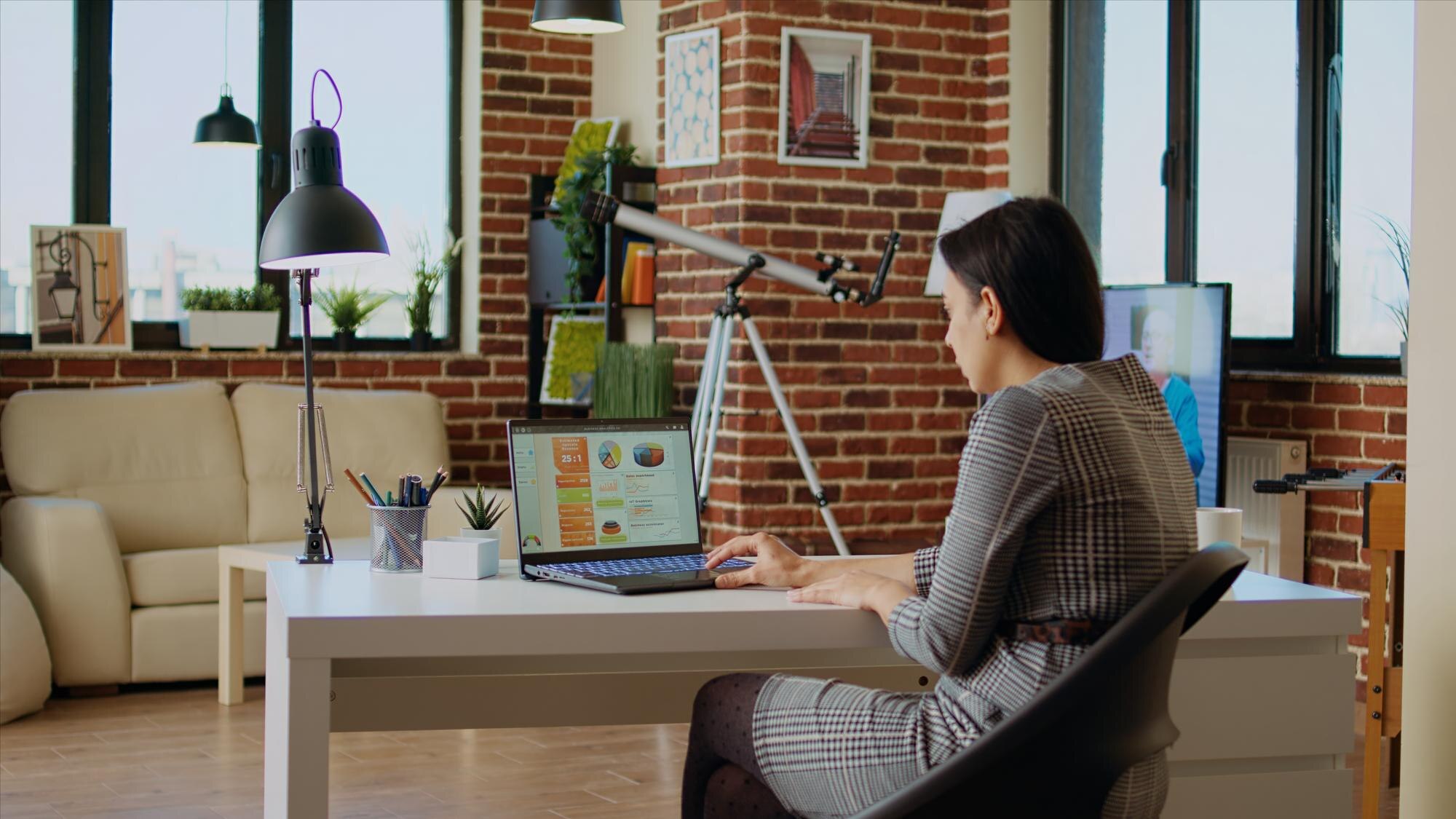 Persona trabajando en un espacio bien iluminado, practicando hábitos de ergonomía visual